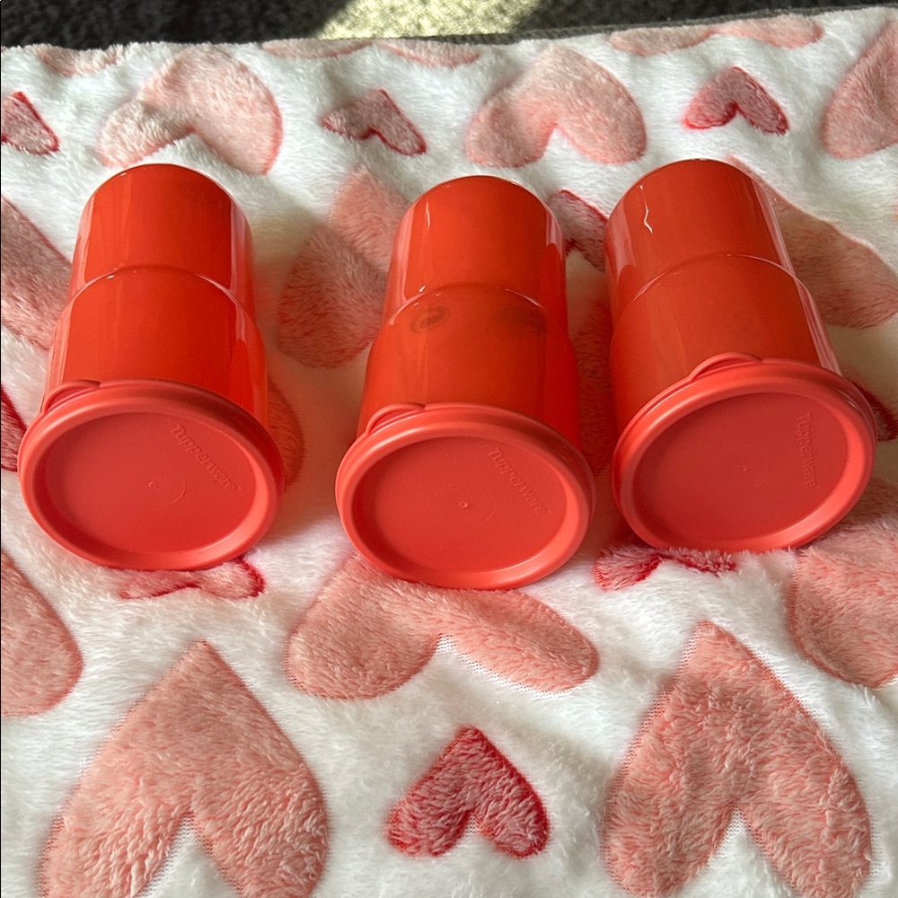 Tupperware cups with lids - Picture 3 of 3
